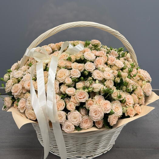 Корзина из 51 кустовых роз/
