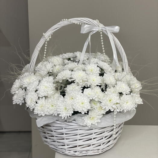 Корзина с белыми хризантемами