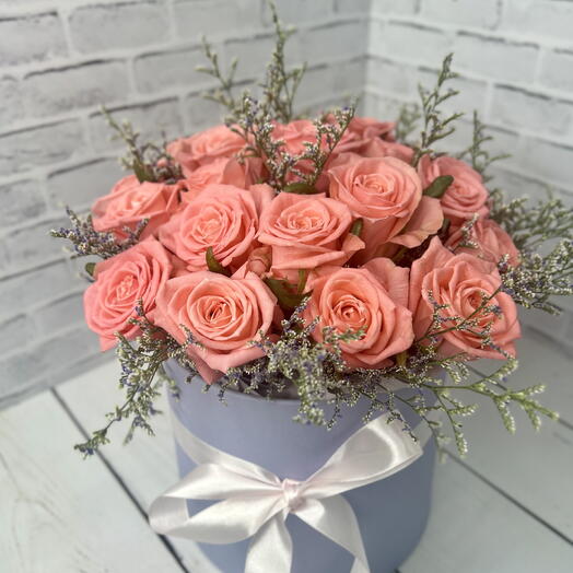 Композиция из коралловроз роз с лимониумом19шт