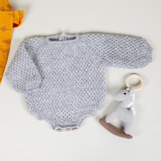 Вязаный ромпер и погремушка (серый)