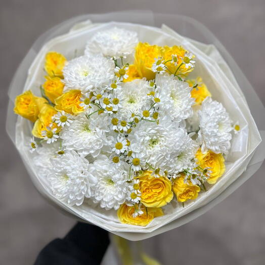 Букет из пионовидных кустовых роз и ромашек