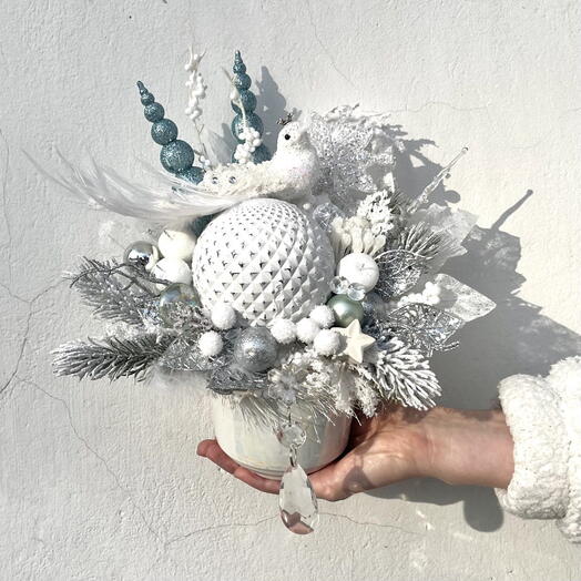 Композиция ручной работы из искусственных цветов "Снежная птица счастья"