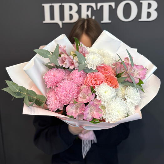 Букет «нежный» кустовая хризантема, альстромерия, эвкалипт и кустовая роза