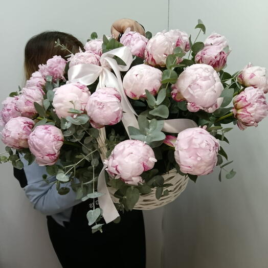 Композиция с пионами в корзине