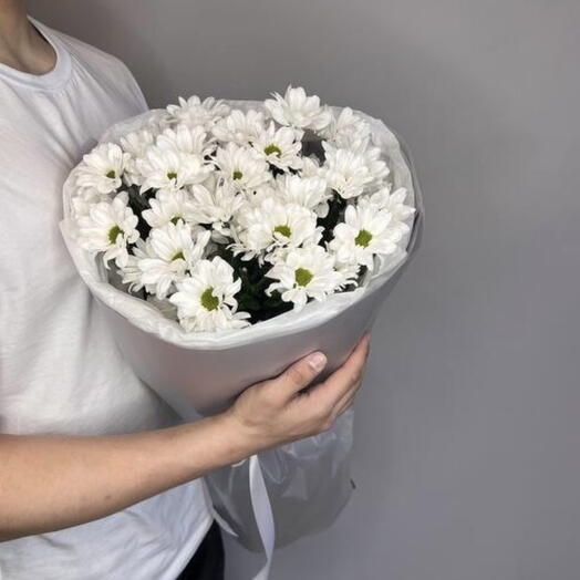 Букет из белых кустовых хризантем