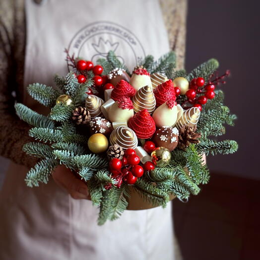 Букет из клубники в бельгийском шоколаде и еловых веток Красно-золотой