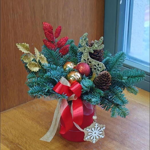 Новогодняя композиция в красно - золотом цвете