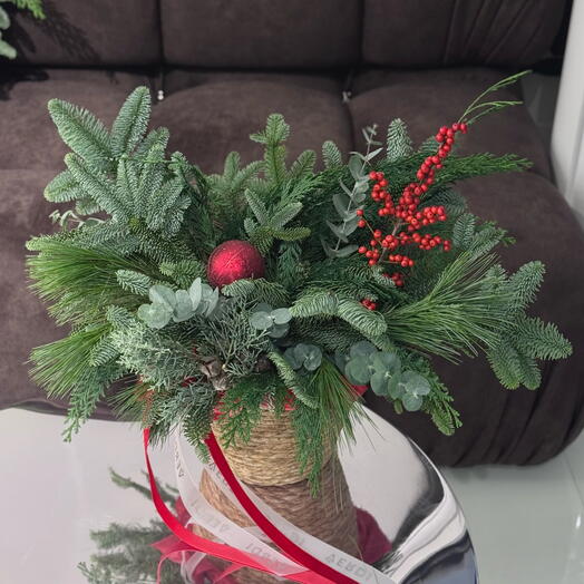 Корзина с зимней живой хвоей и илексом