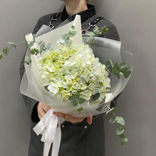 Букет комплимент из гортензии и эвкалипта