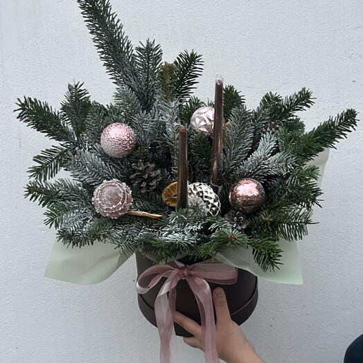 Композиция из нобилиса в коробке со свечами