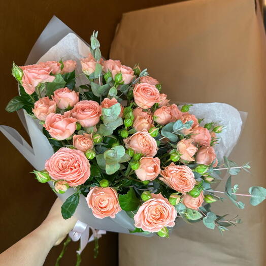 Кустовые пионовидные розы с эвкалиптом монобукет