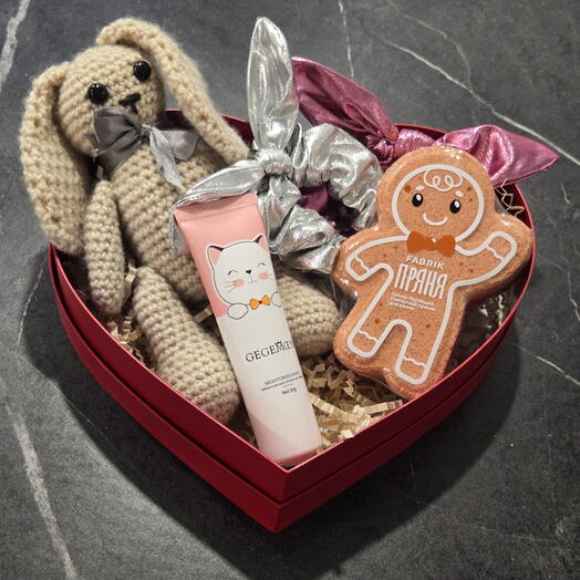 Подарочный бокс с игрушкой ручной работы и аксессуарами