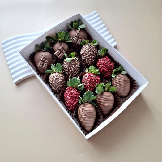 Клубника в молочном шоколаде 12 штукк