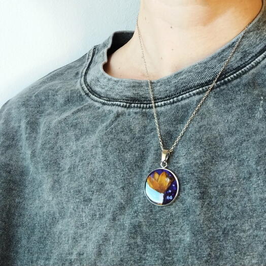 Pendant with flowers in epoxy resyn