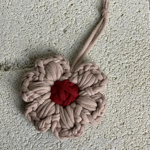 Вязанный цветок-обвес ручной работы