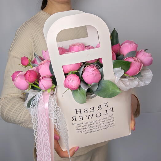 👛Композиция в сумке из пионовидных роз Pink Silva