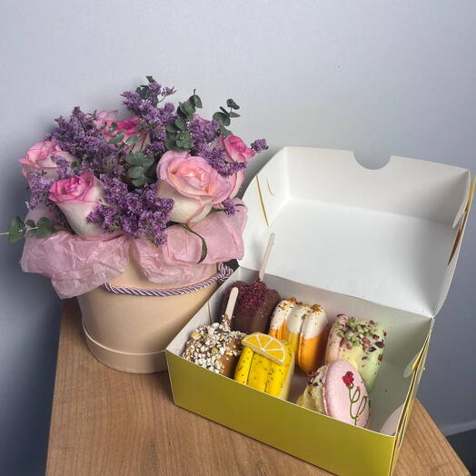 Букет роз в коробке с боксом макаронс для любимой/любимого