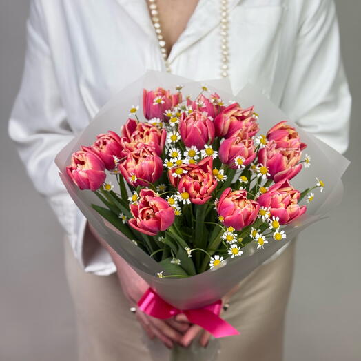 Букет из тюльпанов и танацетума