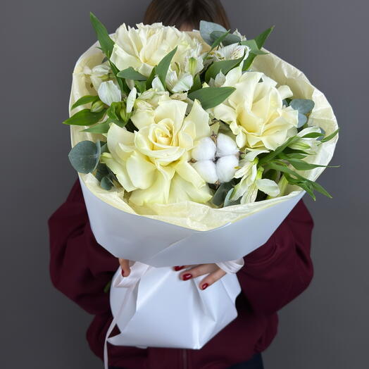 Букет из белых французских роз, белой альстромерии и нежного хлопока