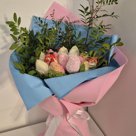 Букет из клубники в шоколаде с зеленью фисташки "Феерия"