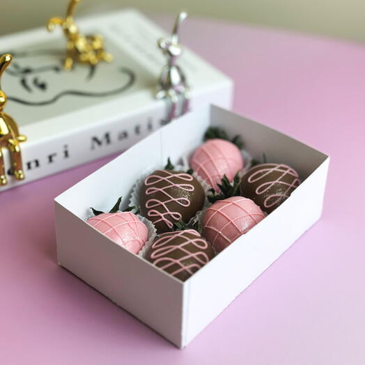 Клубника с молочном и розовом шоколаде