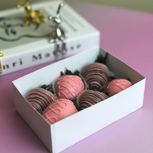 Клубника в розовом и молочном шоколаде