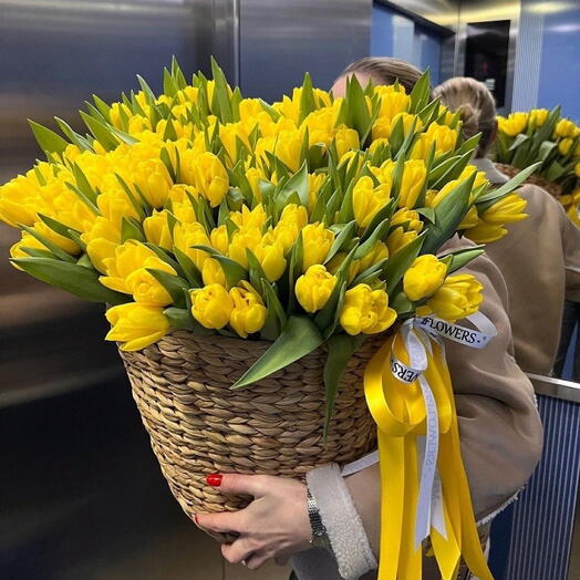 Корзина с цветами тюльпан желтый