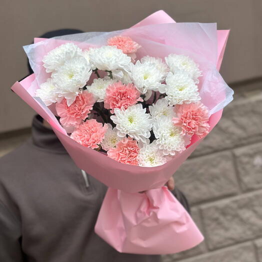 Авторский букет из белых хризантем и розовых диантусов 💘