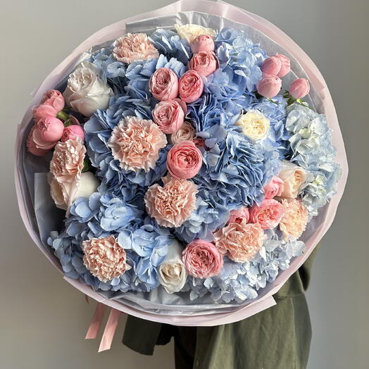 Сборный букет с акцентом на гортензию