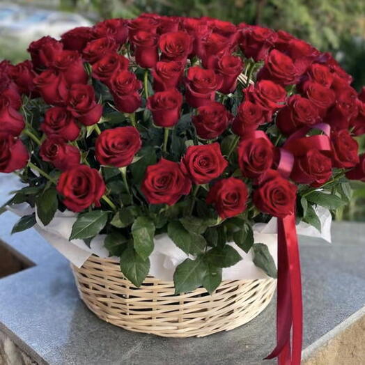 Корзина с алыми розами