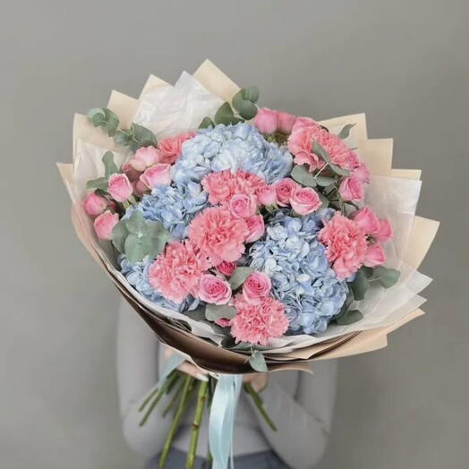Букет 💕из кустовых роз , диантусов и гортензии