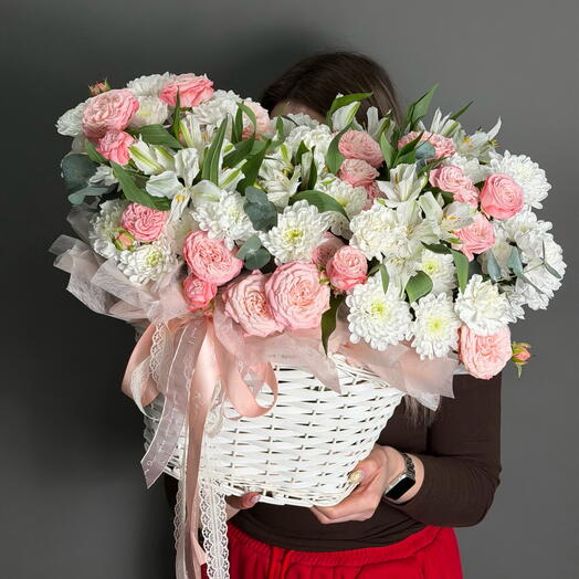 Корзина из кустовой розы пионовидной, хризантемы, диантусов и альстрамерии 🫶