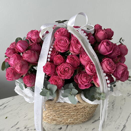 Корзина с кустовыми пионовидными розами Малинка