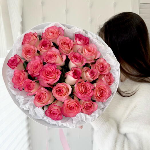 Букет розовых роз 25 штук в дизайнерской упаковке 🌸 Размер М