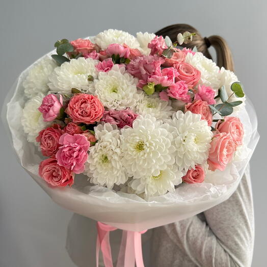 Пышный большой букет из кустовой хризантемы, кустовой пионовидной розы, кустового диантуса, махровой эустомы и эвкалипта