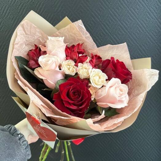 Букет красных и персиковых роз с альстромерией