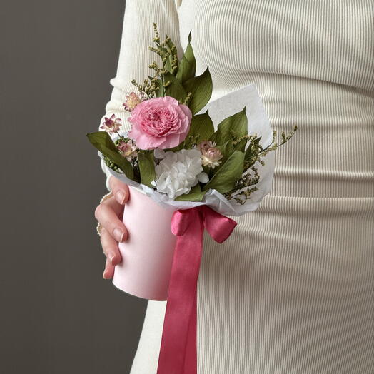 Композиция со стабилизированной розой в стаканчике