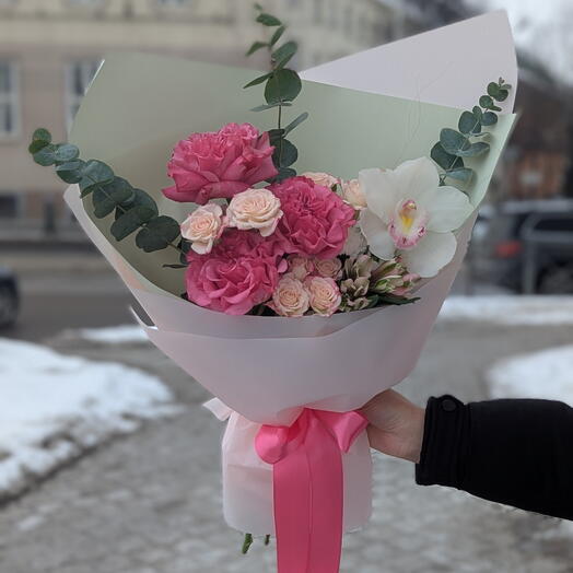 Букет "Альма" из эквадорских пионовидных роз, кустовых роз, орхидеи, эвкалипта, альстромерии
