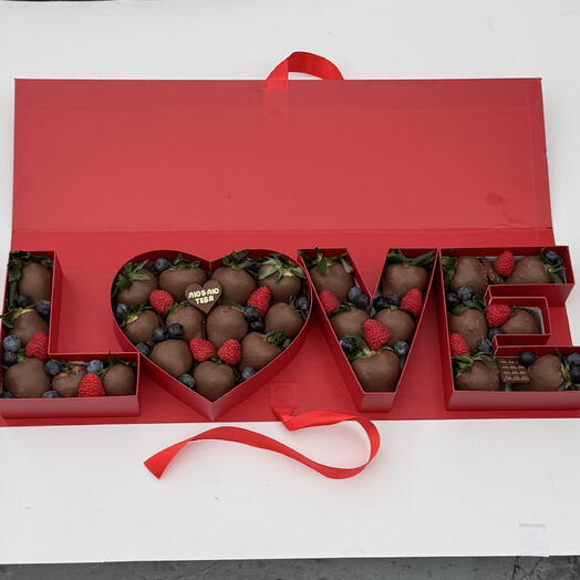 Премиум набор «LOVE клубника в молочном шоколаде с малиной и голубикой