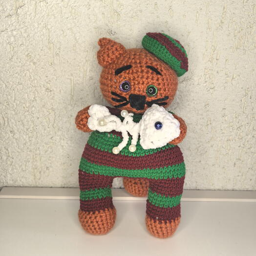 Котенок с рыбкой