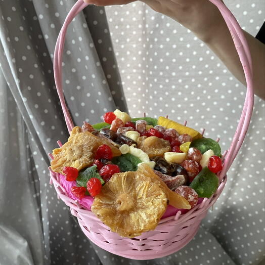 Корзина розовая с сухофруктами