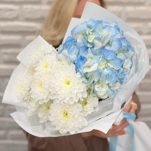Delicado ramo de Hortensia azul y crisantemo blanco