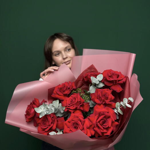 Монобукет из 9 ажурных роз с эвкалиптом