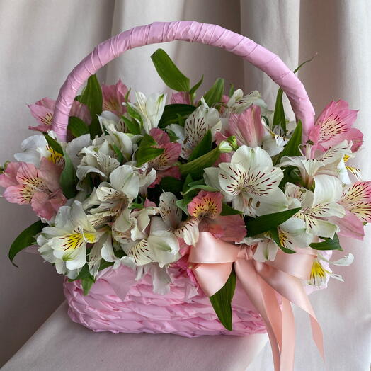 Корзина с альстромериями