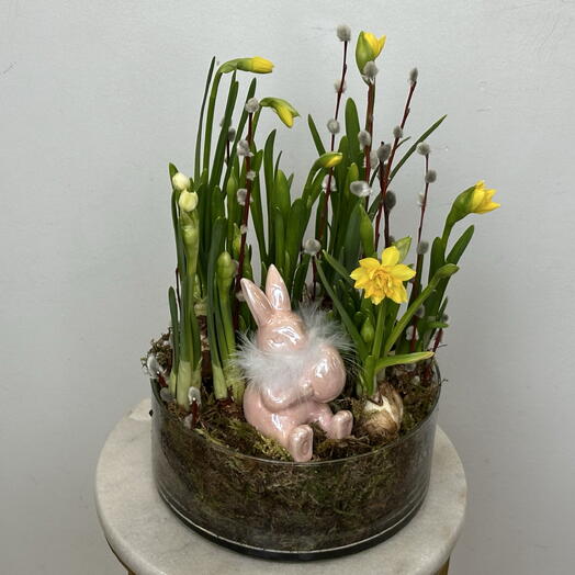 Пасхальная композиция с декоративным кроликом