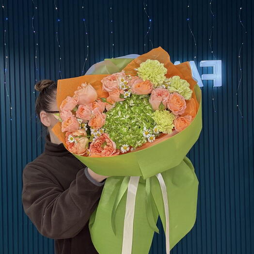 Яркий букет с пионовидными розами, гортензией, диантусами и ромашкой