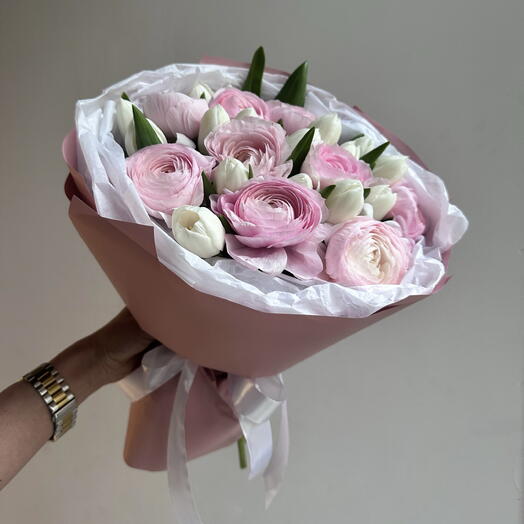 Окситоцин - нежный букет с ранункулюсами и белыми тюльпанами