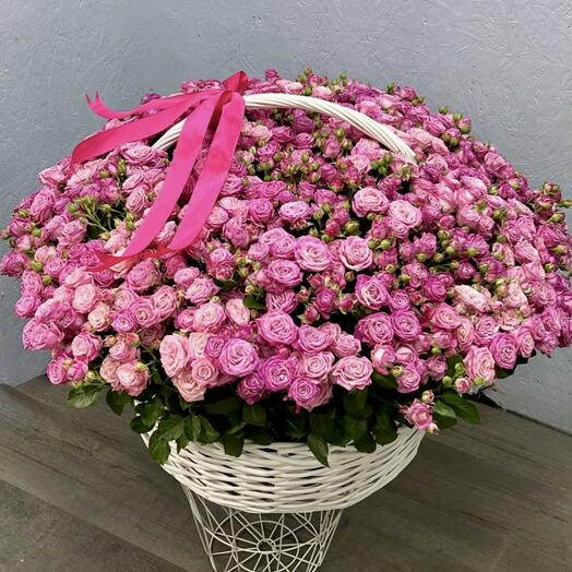 Корзина из ярко-розовых кустовых роз