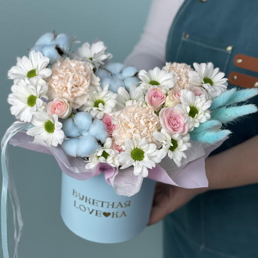 Нежная композиция из ромашек и хлопка