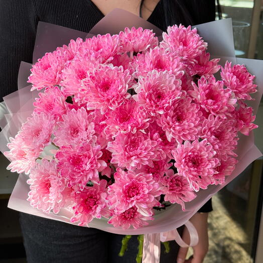 Воздушный букет из розовых хризантем